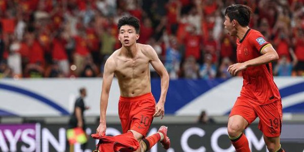 国足小将脱衣庆祝引发尴尬,错让人误以为晋级世界杯